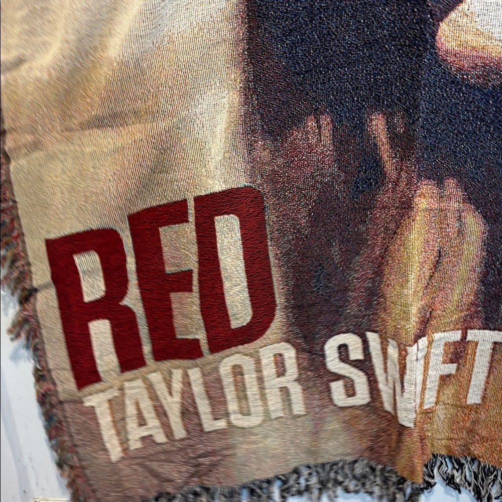 Taylor Swift Red Concert Tour Album Cover Tapestry Woven Throw Blanket 50x60 NWT - Picture 4 of 8